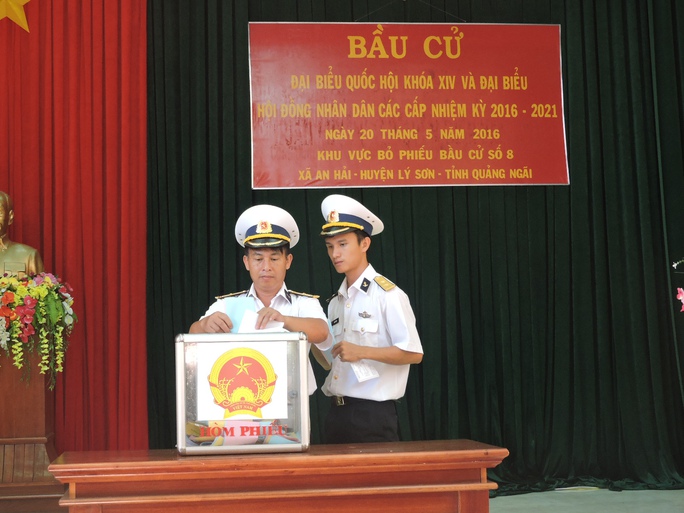 Các chiến sĩ cảnh sát biển tham gia bỏ phiếu