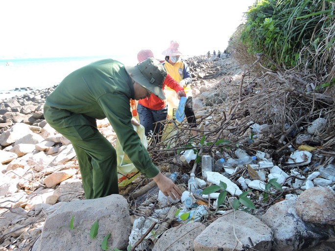 
​Năm vào cũng vậy, cứ vào mùa gió chướng (từ tháng 11 năm trước đến tháng 4 năm sau), nhiều bãi biển ở huyện Côn Đảo (tỉnh Bà Rịa-Vũng Tàu) trở thành bãi rác với hàng tấn rác thải từ đại dương trôi dạt về.
