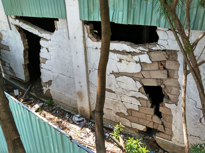 
Nhiều đoạn tường gạch ở cầu vượt Nguyễn Hữu Cảnh đã bị nứt toác
