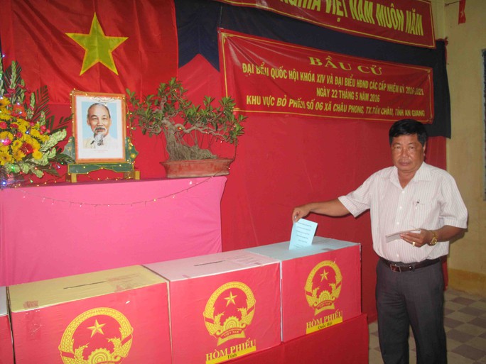 
Cán bộ địa phương bỏ phiếu
