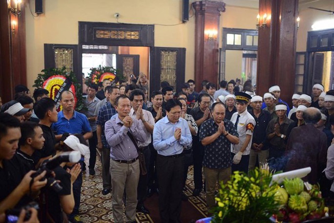 
Thứ trưởng Bộ VH-TT-DL Vương Duy Biên tiễn đưa người đồng nghiệp về nơi an nghỉ cuối cùng
