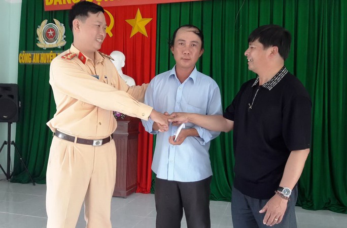 Ông Phan Duy Toàn (đứng giữa, tài xế xe khách) nhận được sự động viên, giúp đỡ của nhiều người Ảnh: Đình Thi