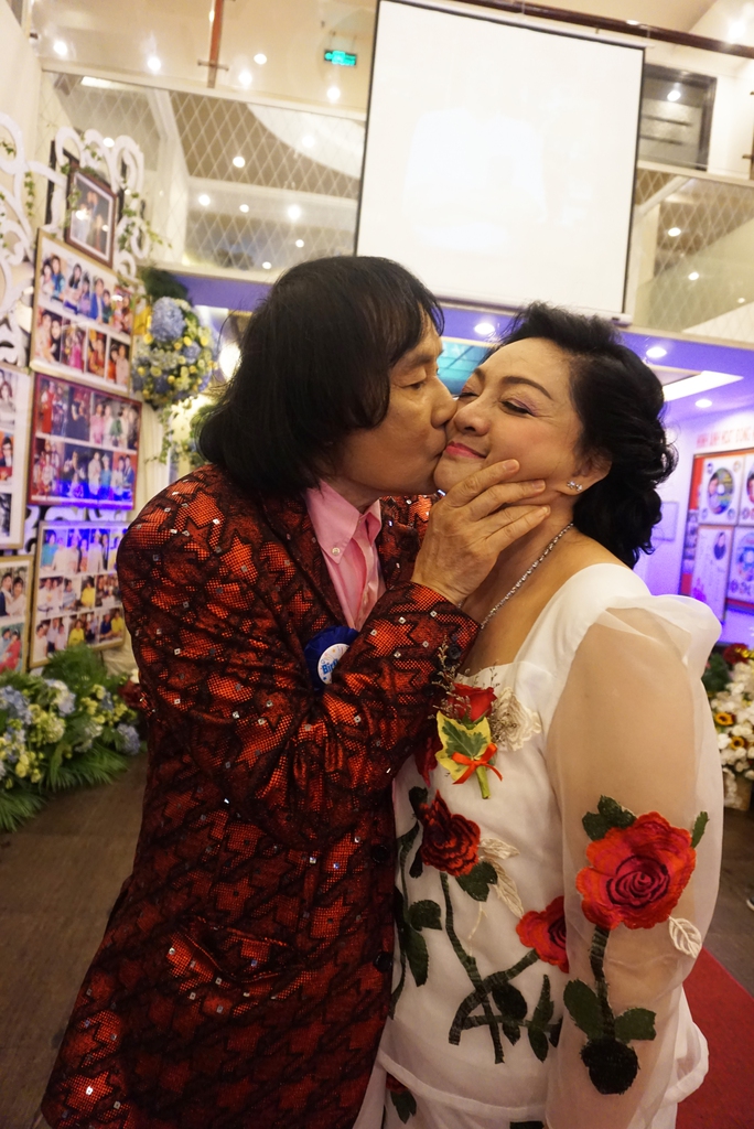 NSƯT Minh Vương hôn vợ trong ngày sinh nhật