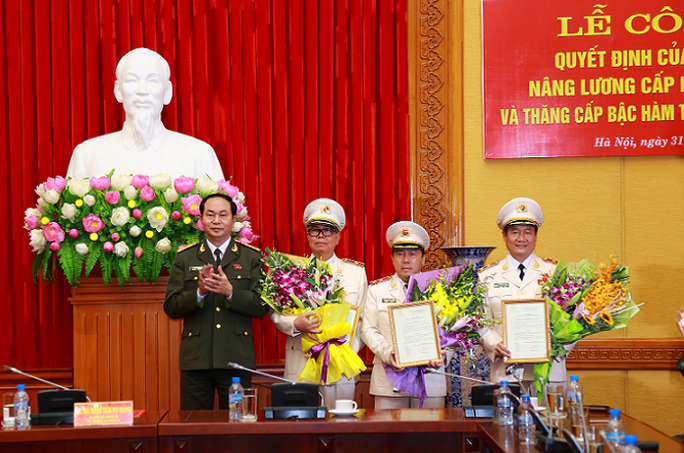 
Đại tướng Trần Đại Quang trao Quyết định của Chủ tịch nước cho những người được thăng cấp bậc hàm cấp Tướng CAND
