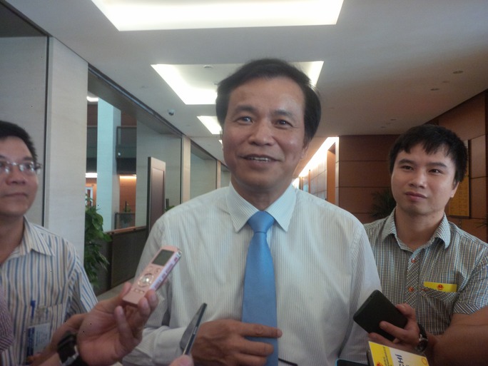 
Tổng thư ký QH, Chánh Văn phòng Hội đồng bầu cử Quốc gia Nguyễn Hạnh Phúc trả lời báo chí sáng 18-7.

