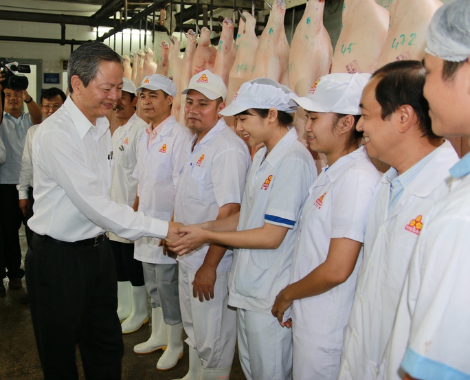 Phó Chủ tịch UBND TP HCM Lê Văn Khoa, bắt tay động viên CBNCV Công ty Vissan