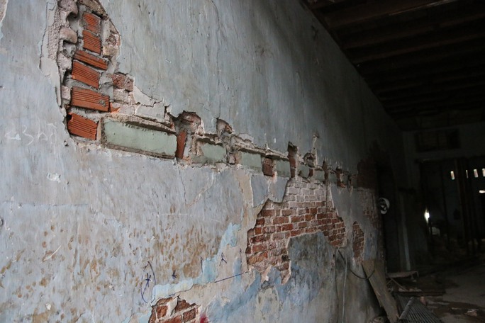 
Vách tường bị muối ăn mòn, dù quét vôi loại tốt nhưng đều bị tróc ra.
