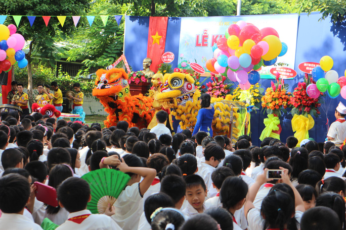 
Sân khấu đầy sắc màu chuẩn bị cho lễ khai giảng sôi động, tươi vui
