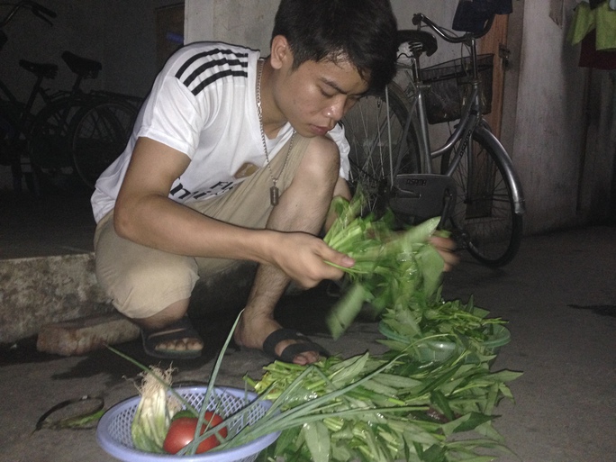 
Đa số công nhân lao động phải rất tằn tiện, sống kham khổ mới có dư chút tiền để gửi về quê phụ giúp gia đình. Trong ảnh: một công nhân ở KCN Bắc Thăng Long (Hà Nội) chỉ có mua mớ rau muống và chút đậu sốt cà chua cho bữa tối, sau một ngày lao động vất vả - ảnh: Văn Duẩn
