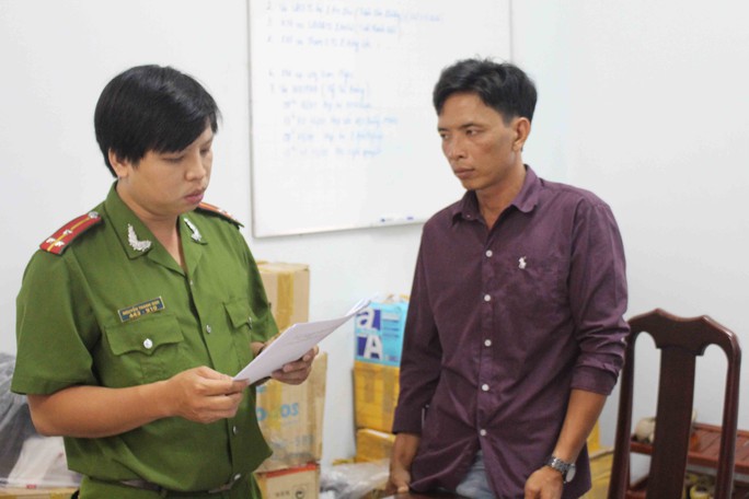 
Bị can Giàu (bên phải) đang nghe cán bộ điều tra Công an quận Ninh Kiều đọc quyết định khởi tố bị can
