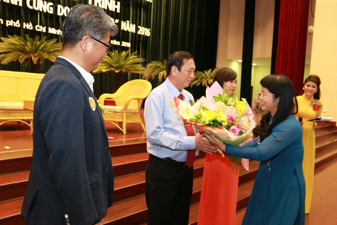 Bà Trần Kim Yến, Chủ tịch LĐLĐ TP HCM, tặng hoa cho chủ doanh nghiệp tiêu biểu: Ảnh: KHÁNH LINH