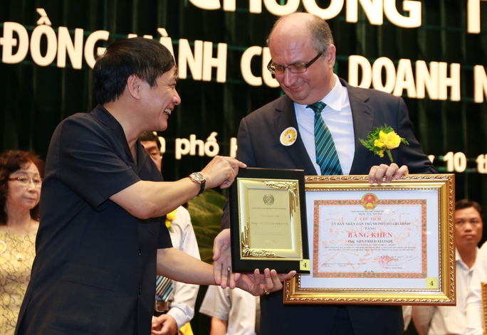 
Ông Bùi Văn Cường, Ủy viên Trung ương Đảng, Chủ tịch Tổng LĐLĐ Việt Nam, trao biểu trưng cho các doanh nghiệp tiêu biểuẢNH: KHÁNH LINH
