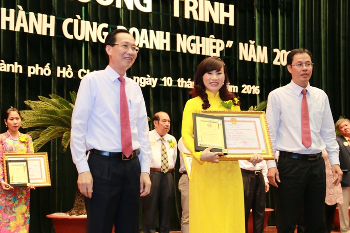 Ông Lê Thanh Liêm (bìa trái), Phó Chủ tịch UBND TP HCM, trao biểu trưng cho các chủ doanh nghiệp điển hình Ảnh: KHÁNH LINH