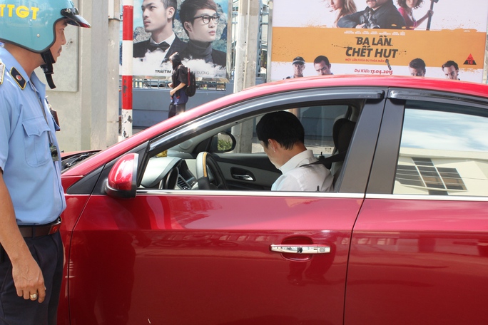 
Thanh tra Sở GTVT TP HCM kiểm tra xe taxi Uber trên địa bàn TP HCM
