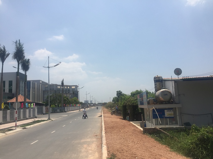 
Trụ sở công an (bên trái) và quán của ông Tấn nằm đối diện.
