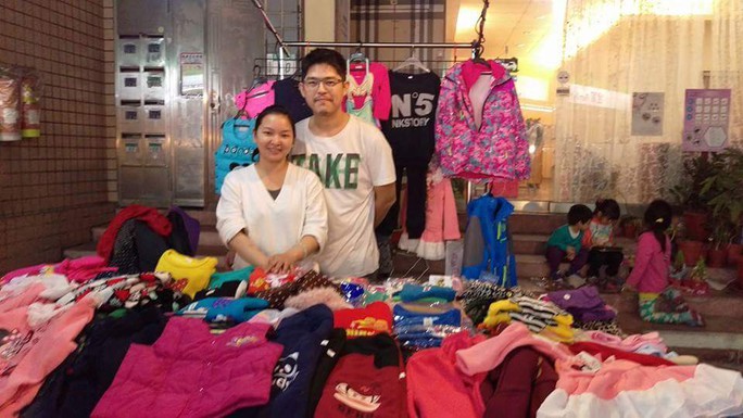 Sạp quần áo của hai vợ chồng ở chợ đêm Ảnh: FACEBOOK