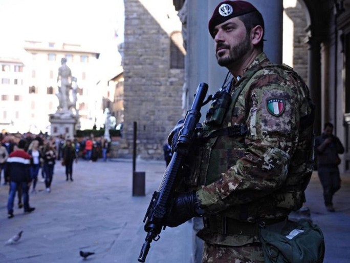 Binh lính Ý đã bắt giữ nghi can liên quan vụ khủng bố Paris và Bỉ. Ảnh: EPA