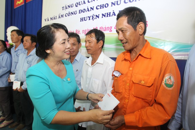 Bà Trần Kim Yến, Chủ tịch LĐLĐ TP HCM, tặng quà cho công nhân nghèo huyện Nhà Bè, TP HCM