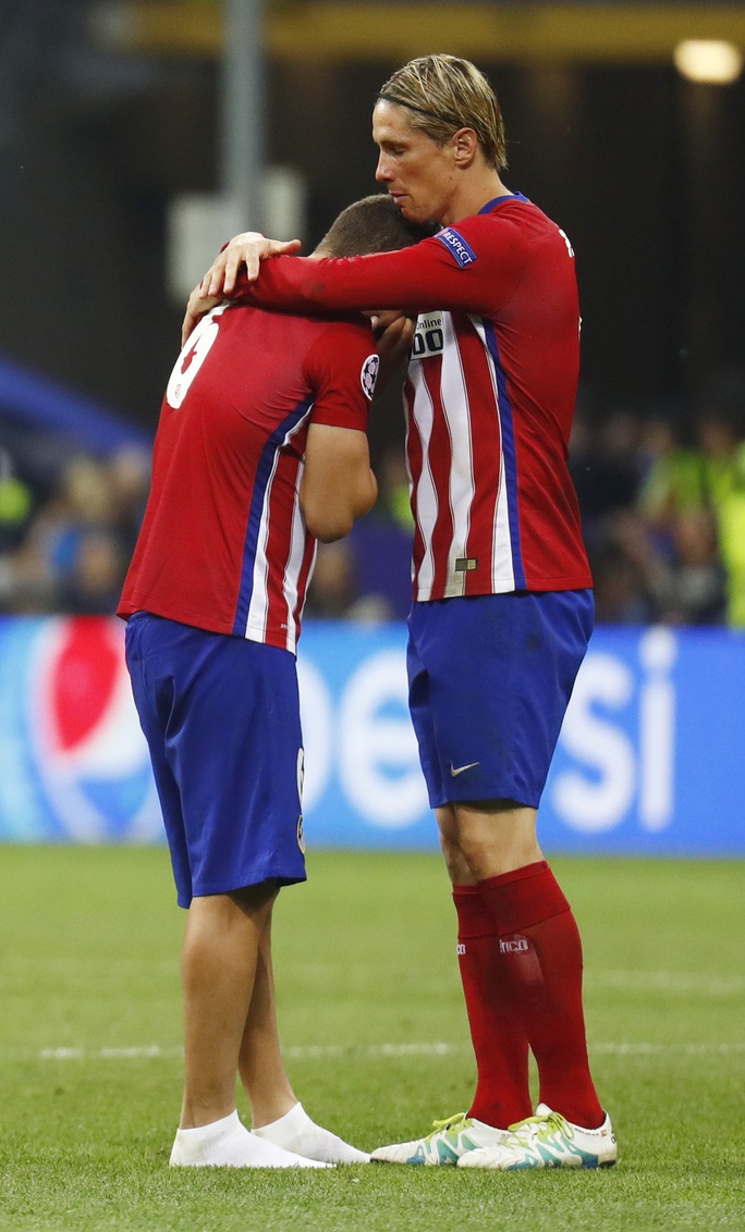 Torres an ủi Koke sau trận chung kết đầy nước mắt
