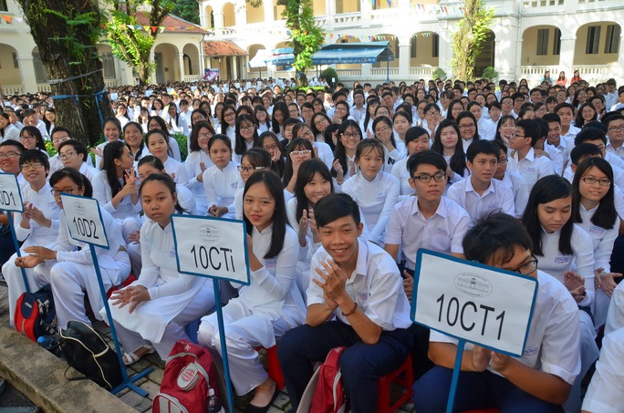 
Học sinh Trường THPT chuyên Lê Hồng Phong trong ngày khai giảng
