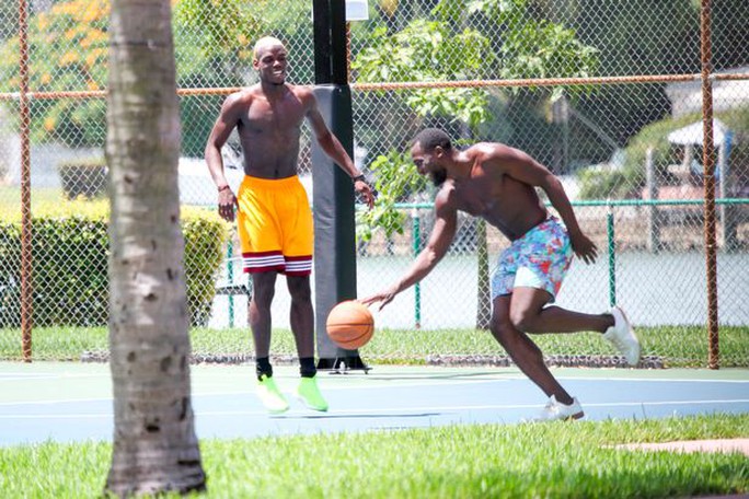 Pogba so tài bóng rổ với Lukaku ở Mỹ