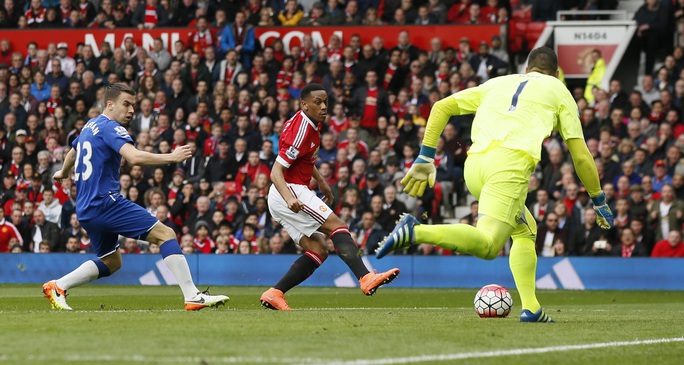 Anthony Martial ghi bàn duy nhất giúp Quỷ đỏ đánh bại Everton và nuôi hy vọng giành suất dự Champions League