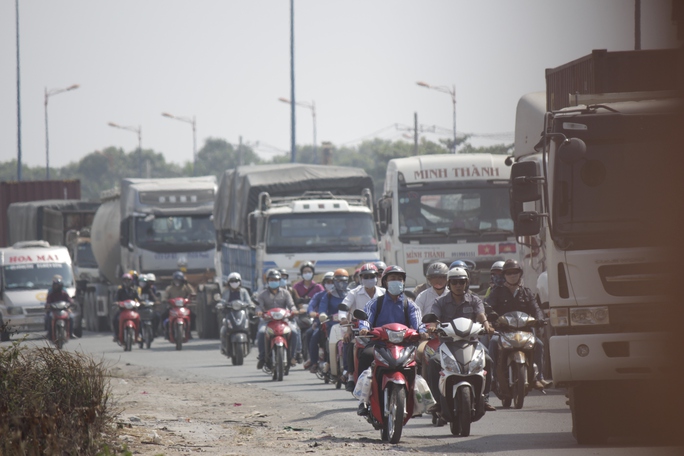 
Trên Xa Lộ Hà Nội hướng Đồng Nai, Vũng Tàu hướng về TPHCM cũng tấp nập xe máy, xe khách đưa người dân trở về thành phố.
