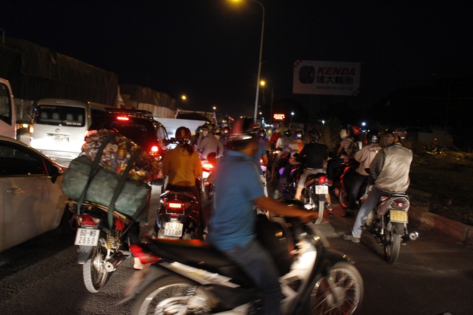 
Vụ tai nạn khiến tình trạng giao thông trên Xa lộ Hà Nội hướng về cầu Đồng Nai kẹt cứng nhiều giờ.
