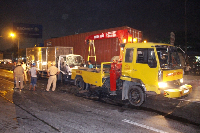 
Ba xe cứu hộ được huy động tới mất hơn 1 giờ để giải cứu các phương tiện gặp nạn.
