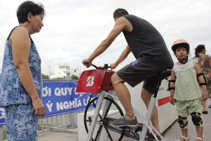 
Khoảng một tuần nay, người dân quanh khu vực phường 2, quận Phú Nhuận, TP HCM bất ngờ khi xuất hiện 4 chiếc xe đạp tập thể dục bên cạnh các thùng lọc nước tại bờ kênh Nhiêu Lộc - Thị Nghè.
