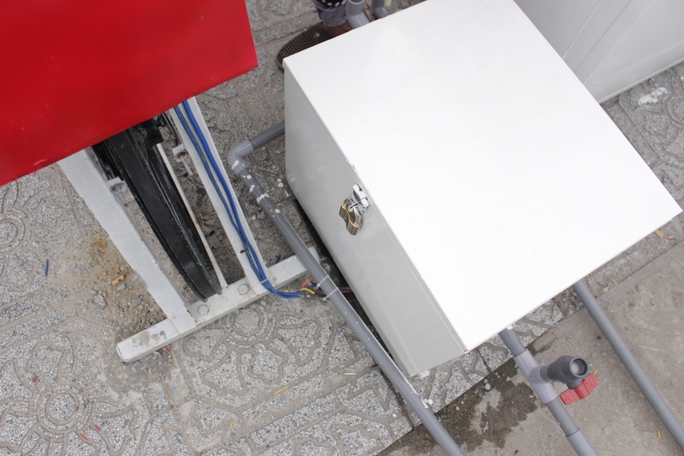 
Nguồn điện được tạo ra từ chuyển động của chiếc xe đạp được tích vào bình ắc quy giúp máy bơm hoạt động hút nước từ kênh Nhiêu Lộc - Thị Nghè lên bể lọc. Những thiết bị này được trang bị hộp bảo vệ để tránh bị mất trộm.
