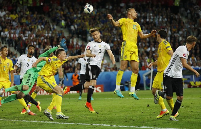 Ngay cả khi ghi được bàn thắng từ sớm nhờ công của Mustafi, Đức vẫn bị Ukraine liên tục gây sức ép
