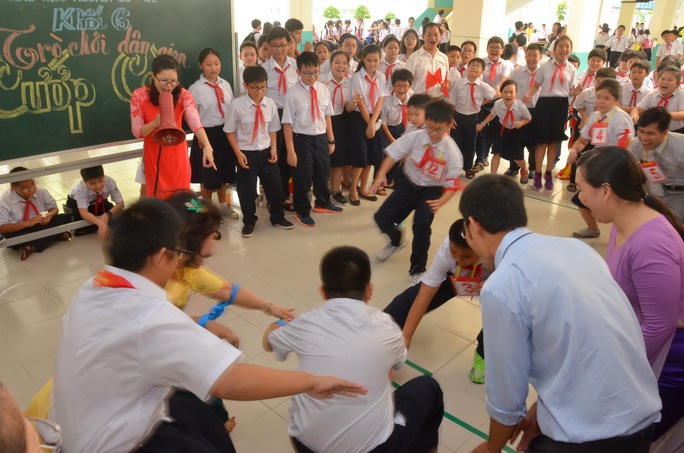
Học sinh Trường THCS Nguyễn Du vui chơi sau lễ khai giảng
