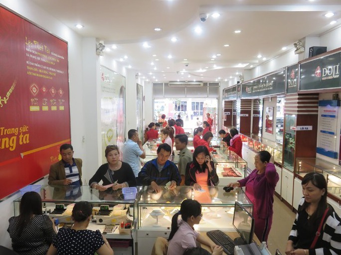 Người dân mua vàng tại một cửa hàng của DOJI sáng 16-2