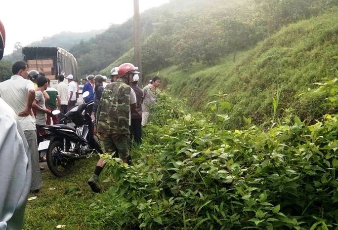 Người dân hoảng hốt khi phát hiện 2 thi thể nam giới trên quốc lộ 20 địa phận đèo Chuối, huyện Đạ Huoai, (Lâm Đồng).