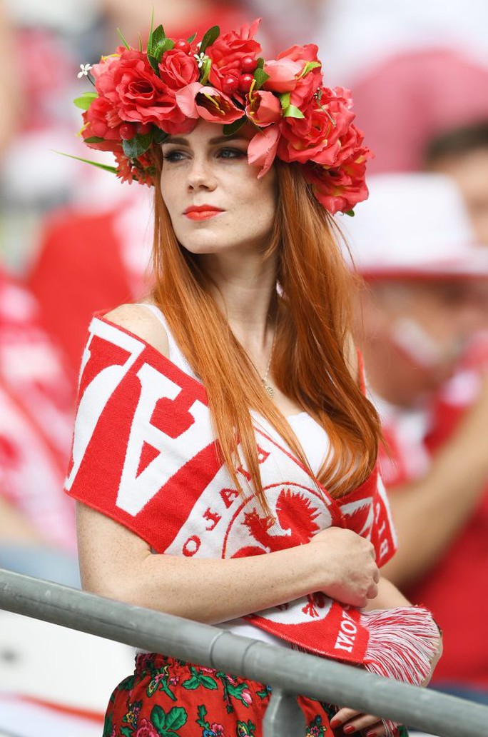 Fan nữ đọ sắc trận Ba Lan – Ukraine