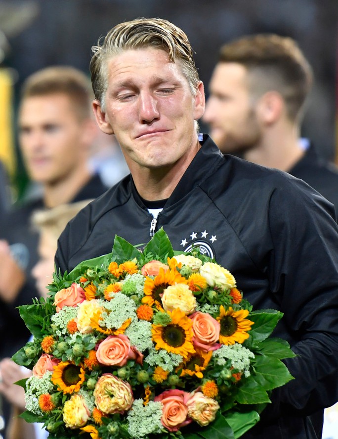Xem Schweinsteiger khóc nức nở trong ngày chia tay tuyển Đức