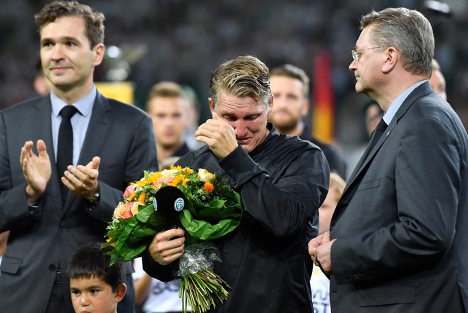 
Schweinsteiger rơi lệ trước tình cảm của LĐBĐ Đức và người hâm mộ dành cho

