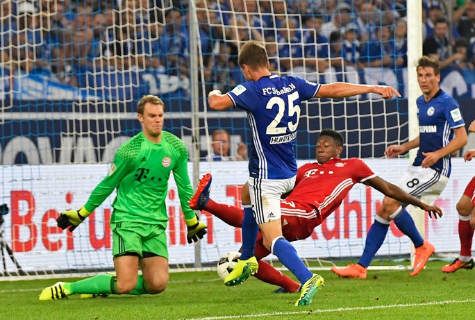 Huntelaar bỏ lỡ cơ hội ghi bàn cho chủ nhà