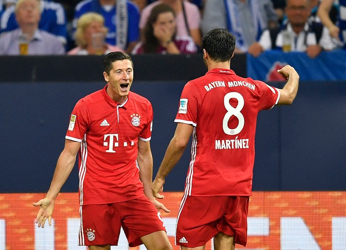 Lewandowski ăn mừng bàn thắng với Mueller