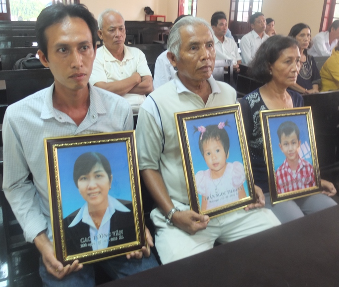 
Gia đình bị hại mang di ảnh 3 mẹ con chị Vân đến dự phiên tòa phúc thẩm
