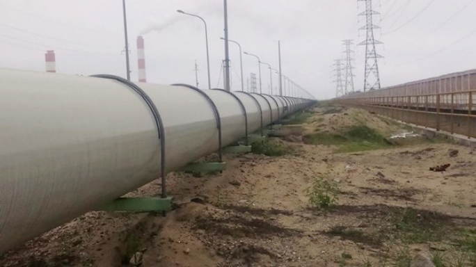 
Một phần đoạn đường ống xả thải nổi trên mặt đất của Formosa - Ảnh: Infornet
