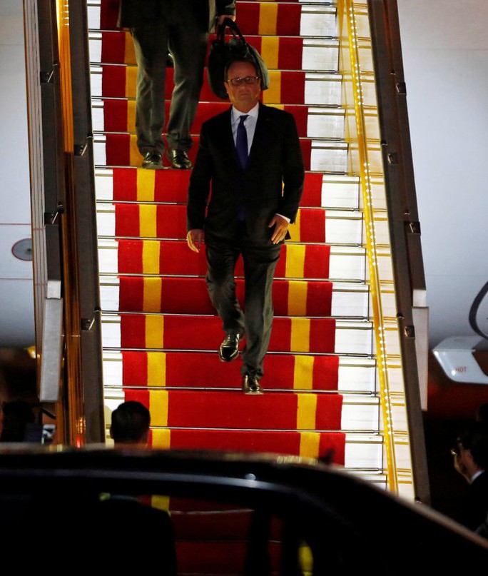 
Những bước chân đầu tiên của Tổng thống Pháp Francois Hollande tại Việt Nam - Ảnh: REUTERS
