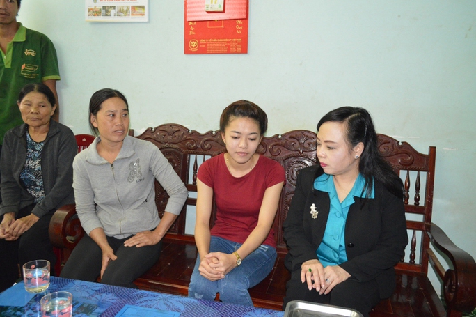 Bộ trưởng Bộ Y tế Nguyễn Thị Kim Tiến (bìa phải) động viên, thăm hỏi gia đình em Lê Thị Hà Vi