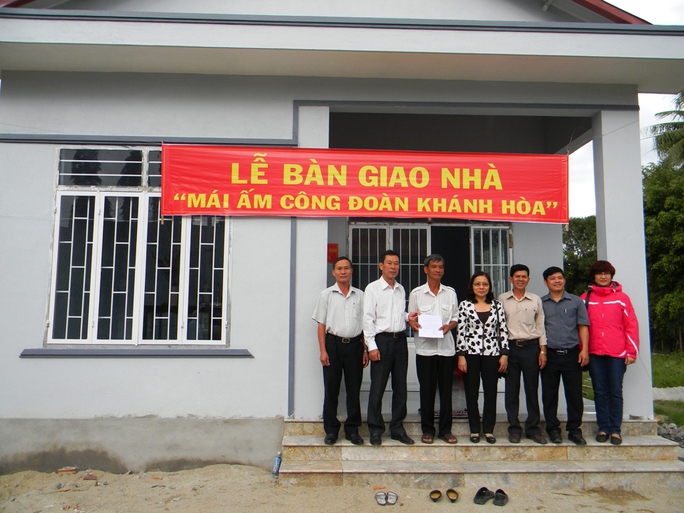 
Ông Lê Xuân Hải, Phó Chủ tịch LĐLĐ tỉnh trao quyết định bàn giao nhà “Mái ấm CĐ” cho gia đình ông Nguyễn Chí Dũng, Trường Trung cấp nghề Diên Khánh
