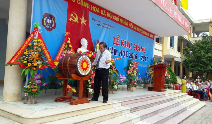 Bộ trưởng Trương Minh Tuấn dự lễ khai giảng tại Trường THPT Đồng Hới (Quảng Bình) 