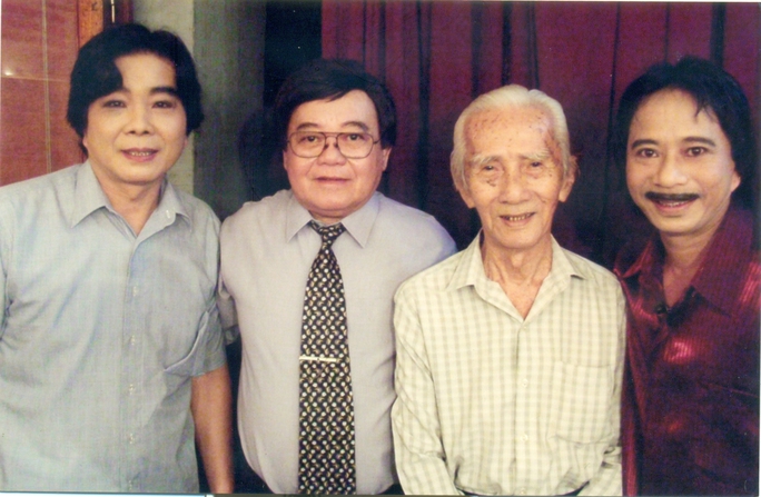 NSND Trọng Hữu, NS Thanh Hải, SG Viễn Châu và danh hài Bảo Chung trong hậu trường rạp Hưng Đạo năm 2005