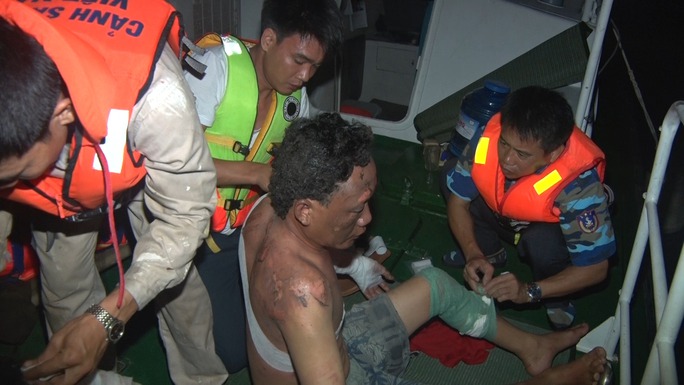 
Một ngư dân bị thương rất nặng sau tiếng nổ kinh hoàng phát ra từ buồng máy của tàu đánh cá.
