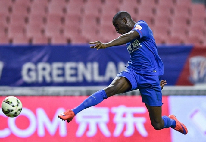 Ghê rợn cảnh Demba Ba gãy chân ở Trung Quốc