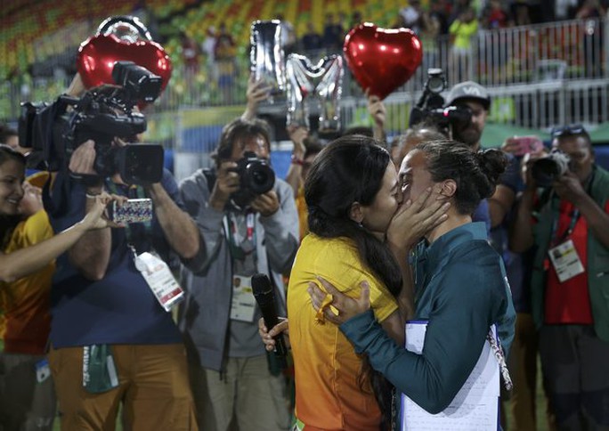 Xem màn cầu hôn đồng tính nữ sốc nhất Olympic